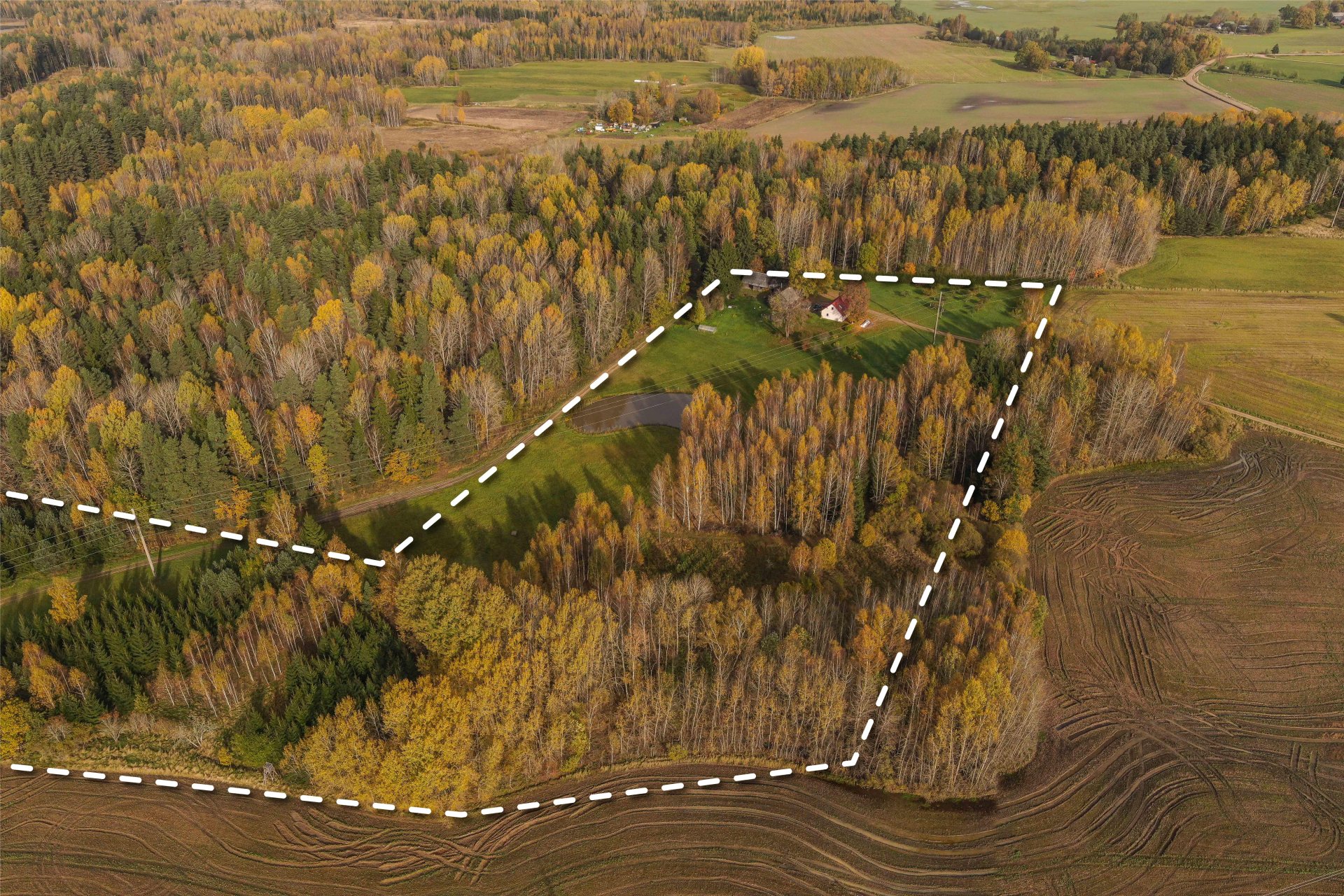 Kopta lauku viensēta ar 4,1 ha zemes , dzīvojamo māju un plašām saimniecības telpām.