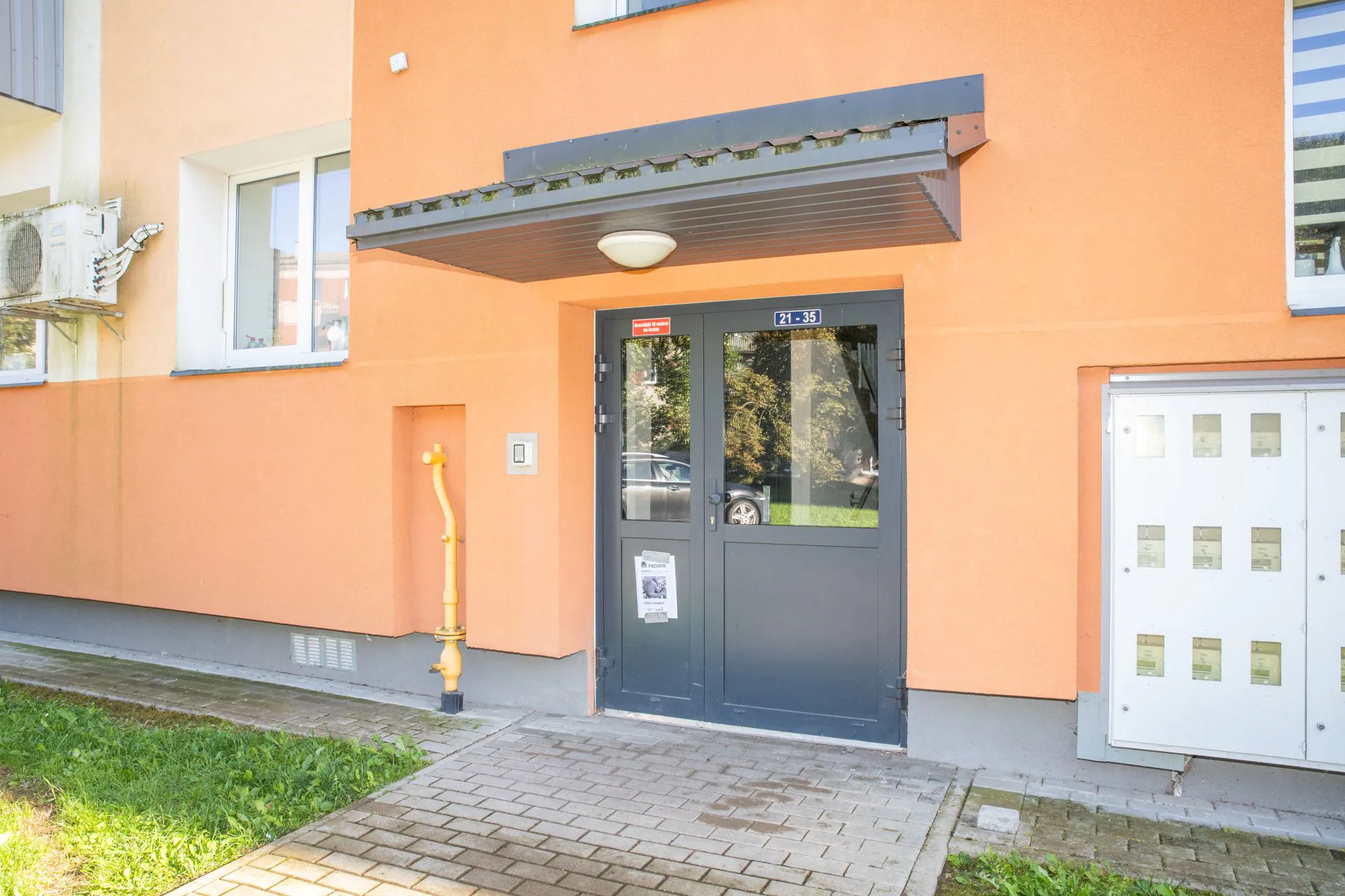 2 istabu dzīvoklis renovētā mājā Saldus centrā