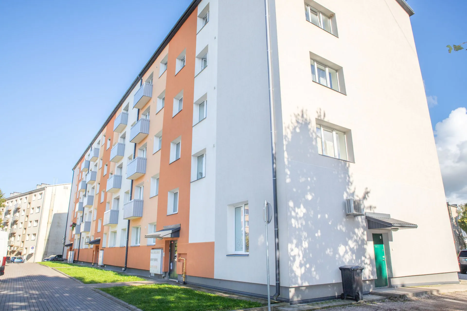 2 istabu dzīvoklis renovētā mājā Saldus centrā