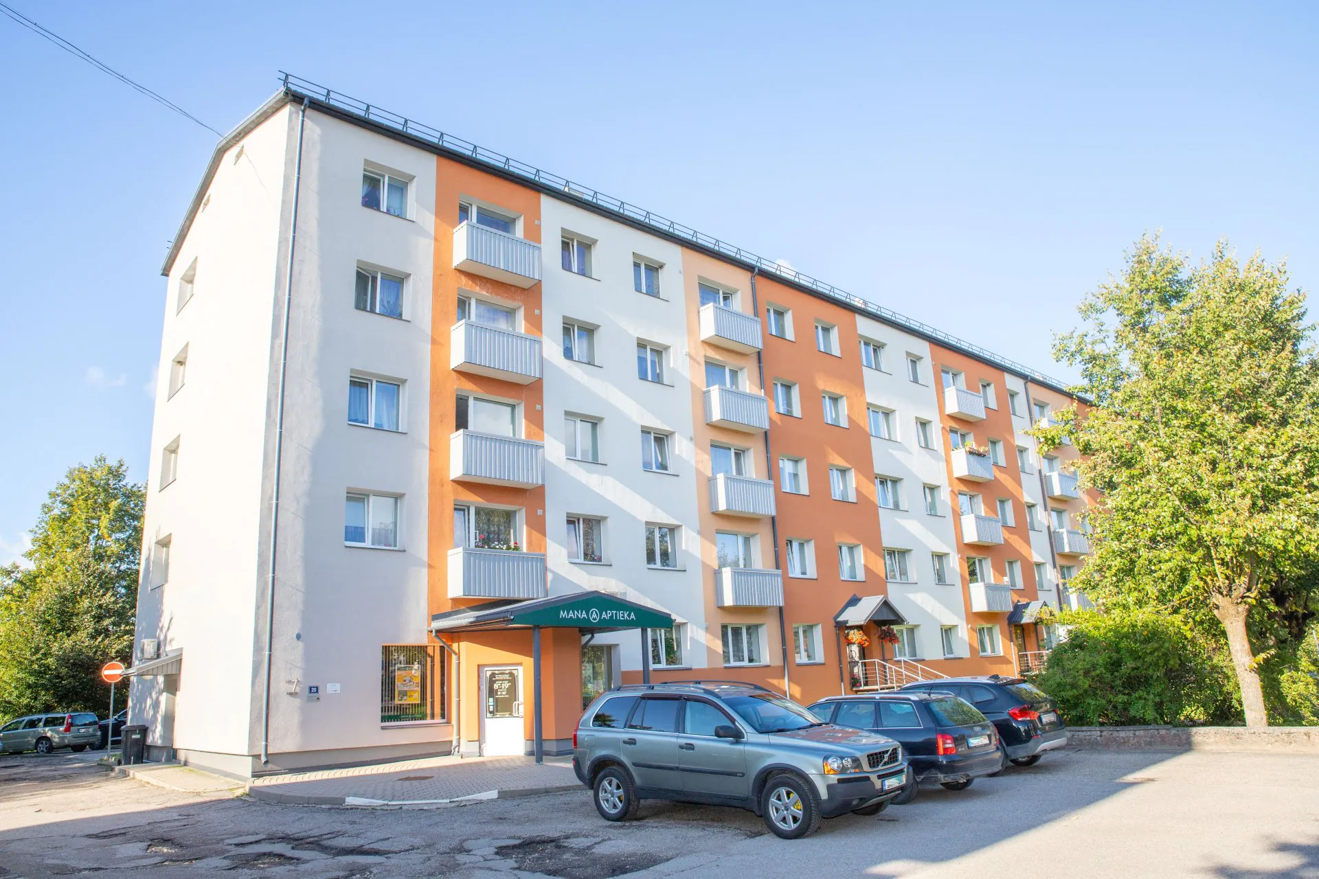 2 istabu dzīvoklis renovētā mājā Saldus centrā