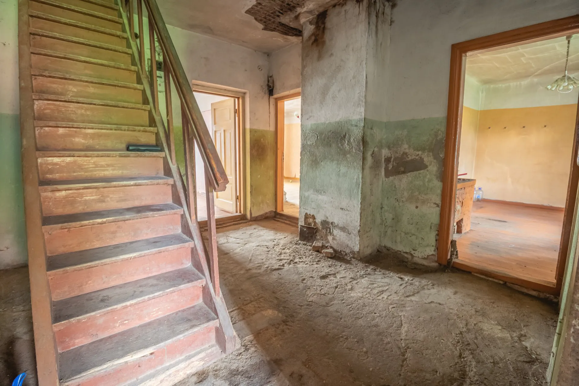 Plašs īpašums ar māju un lielu zemi Saldū